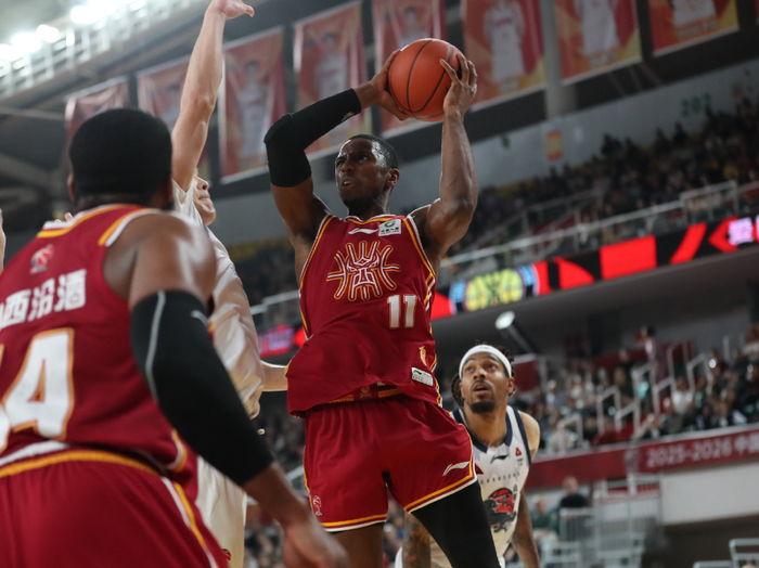 上海男篮豪取十二连胜迎战山西男篮