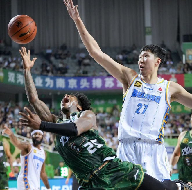 北京男篮全力争夺戴维斯引热议 多队竞争引悬念